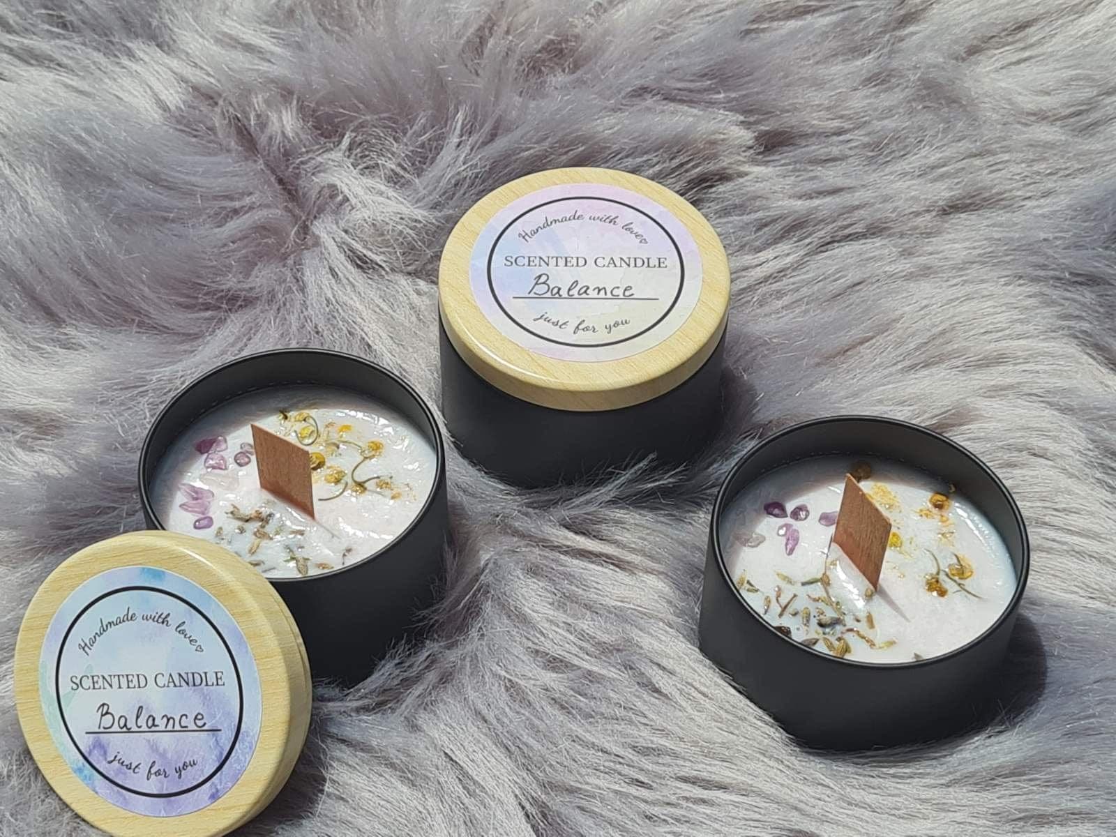 Свещ с кристали и билки, използвана в медитация или ритуал