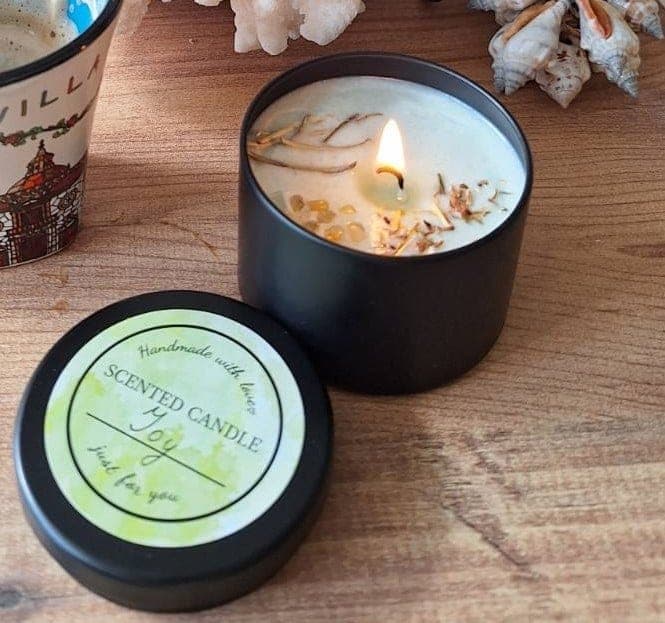 Горяща свещ с етерични масла и кристали, създаваща уютна атмосфера